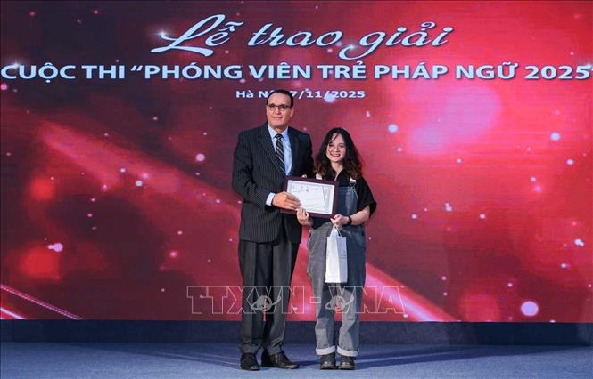 Thí sinh Đỗ Khánh Linh, Trường Đại học Ngoại ngữ (ULIS) nhận Giải thưởng của Đại sứ quán Maroc với tác phẩm “Giáo dục số và trí tuệ nhân tạo: Học để làm chủ lựa chọn của chính mình”. Ảnh: Hoàng Hiếu - TTXVN