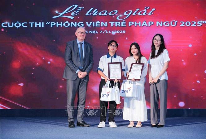 Thí sinh Hoàng Quốc Đạt - Trường Đại học KHXHNV (ĐH QGTPHCM) và La Thanh Ngân nhận Giải của Trường Đại học Khoa học và Công nghệ Hà Nội (USTH) và Giải của Chủ tịch GADIF. Ảnh: Hoàng Hiếu - TTXVN
