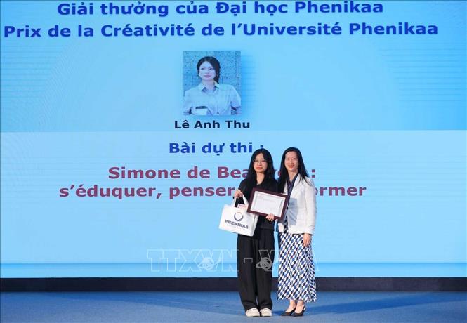Giải thưởng Sáng tạo của Đại học Phenikaa được trao cho đại diện thí sinh Lê Anh Thư, sinh viên Học viện Ngoại giao Việt Nam, với tác phẩm “Simone de Beauvoir: Học tập, Tư duy, Thay đổi”. Ảnh: Hoàng Hiếu - TTXVN