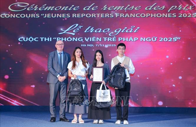 Nhóm thí sinh Nguyễn Ngọc Thảo Phương, Vũ Thái Hoàng và Phạm Nguyễn Khánh Hòa, Trường ĐH Hà Nội với tác phẩm “Giáo dục - Chìa khóa tương lai cho phụ nữ ở độ tuổi trưởng thành” nhận giải Ba cuộc thi “Phóng viên trẻ Pháp ngữ 2025”. Ảnh: Hoàng Hiếu - TTXVN
