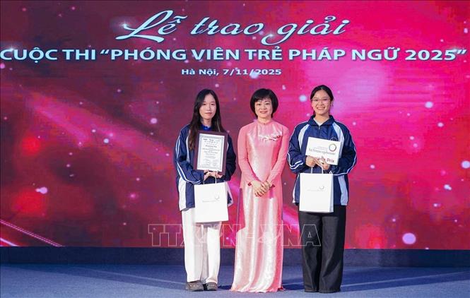 Thí sinh Nguyễn Thị Khánh Huyền và Phùng Diệu Linh, sinh viên trường ĐHNN-ĐHQGHN - tác phẩm “TỎA”: Những người trẻ tỏa sáng cùng cộng đồng các dân tộc thiểu số” nhận giải Ba cuộc thi “Phóng viên trẻ Pháp ngữ 2025”. Ảnh: Hoàng Hiếu - TTXVN