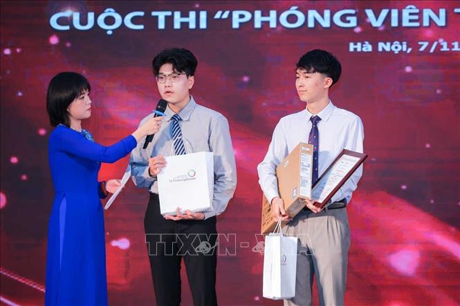 Nhóm thí sinh Nguyễn Vũ Linh và Trịnh Đức Anh, đến từ Trường ĐH Ngoại thương, Giải Nhất cuộc thi Phóng viên trẻ Pháp ngữ 2025 trả lời các câu hỏi. Ảnh: Hoàng Hiếu - TTXVN