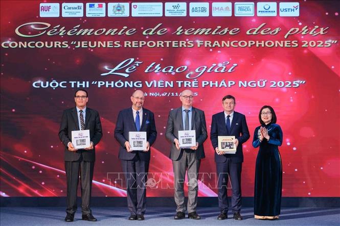 Phó Tổng giám đốc TTXVN Đoàn Thị Tuyết Nhung tặng các ấn phẩm sách ảnh 