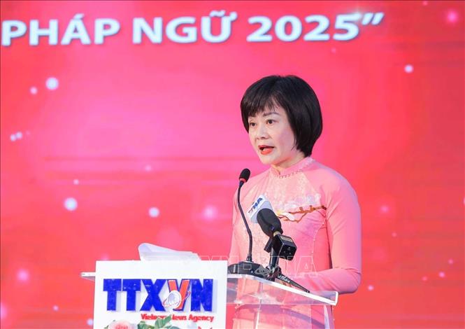 Tổng Biên tập báo Le Courrier du Vietnam (TTXVN) Nguyễn Hồng Nga - Trưởng Ban tổ chức cuộc thi phát biểu khai mạc buổi lễ. Ảnh: Hoàng Hiếu - TTXVN