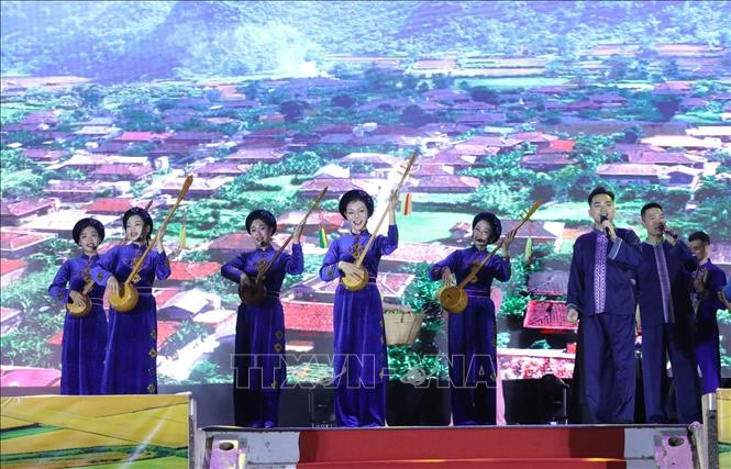 Các tiết mục văn nghệ đặc sắc trong khai mạc Lễ hội du lịch mùa vàng Bắc Sơn năm 2025. Ảnh: Anh Tuấn – TTXVN
