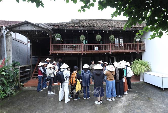 Du khách tìm hiểu về nhà sàn tại Homestay Dương Công Chài, Làng du lịch cộng đồng Quỳnh Sơn, xã Bắc Sơn, tỉnh Lạng Sơn. Ảnh: Anh Tuấn – TTXVN