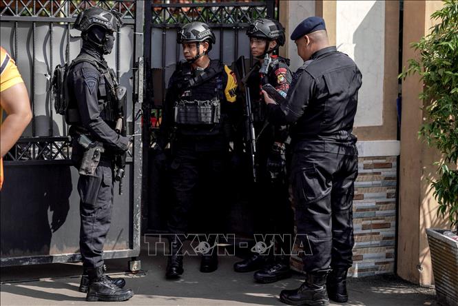 Cảnh sát gác bên ngoài trường học ở Jakarta, Indonesia sau vụ nổ, ngày 7/11/2025. Ảnh: THX/TTXVN