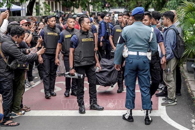 Đội xử lý bom được huy động tới trường học ở Jakarta, Indonesia sau vụ nổ, ngày 7/11/2025. Ảnh: THX/TTXVN