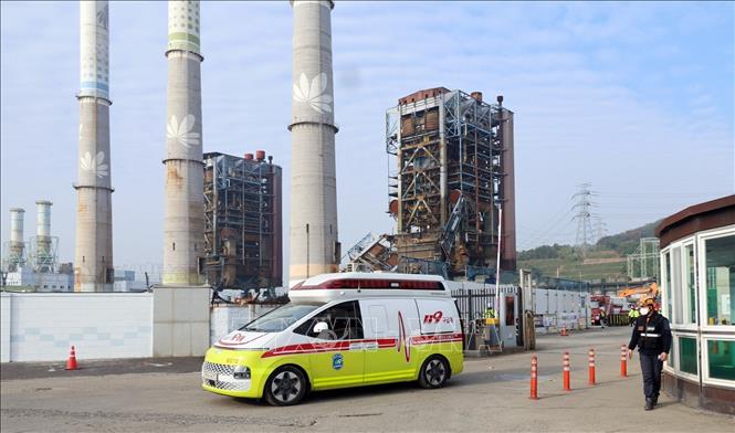 Xe cứu thương chở nạn nhân đi cấp cứu sau vụ sập tháp nhà máy nhiệt điện ở thành phố Ulsan, Hàn Quốc ngày 7/11/2025. Ảnh: Yonhap/TTXVN