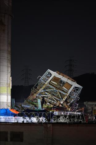 Hiện trường vụ sập tháp nhà máy nhiệt điện ở thành phố Ulsan, Hàn Quốc ngày 6/11/2025. Ảnh: Yonhap/TTXVN