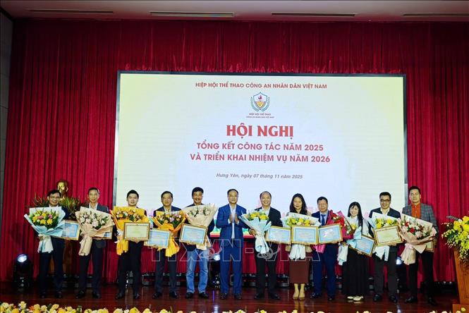 Tặng bằng khen của Bộ Công an cho tập thể, cá nhân của thể thao Công an nhân dân đã có thành tích xuất sắc trong năm 2025. Ảnh: Nam Sương - TTXVN