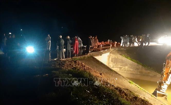 Hàng trăm người và phương tiện đang triển khai các biện pháp phòng chống vỡ đập tại hồ thủy lợi Cay An. Ảnh: TTXVN phát