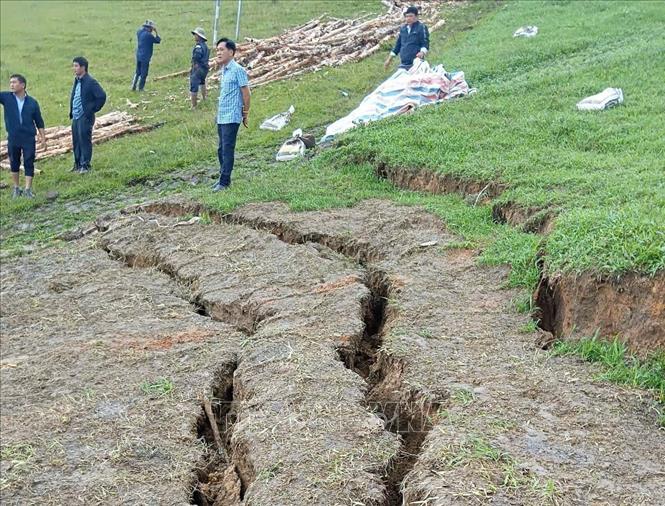 Các vết nứt xuất hiện tại phần thân đập chính của hồ thủy lợi Cay An với dung tích chứa khoảng 1,7 triệu m3 sau những trận mưa vừa qua. Ảnh: TTXVN phát