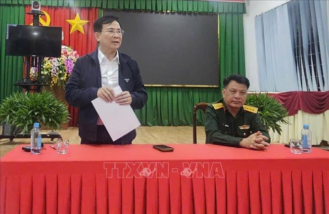 Ông Hồ Văn Mười, Chủ tịch UBND tỉnh Lâm Đồng túc trực tại khu vực hồ thủy lợi Cay An để chỉ đạo triển khai các biện pháp khẩn cấp phòng chống thiên tai trong tối 7/11. Ảnh: TTXVN phát