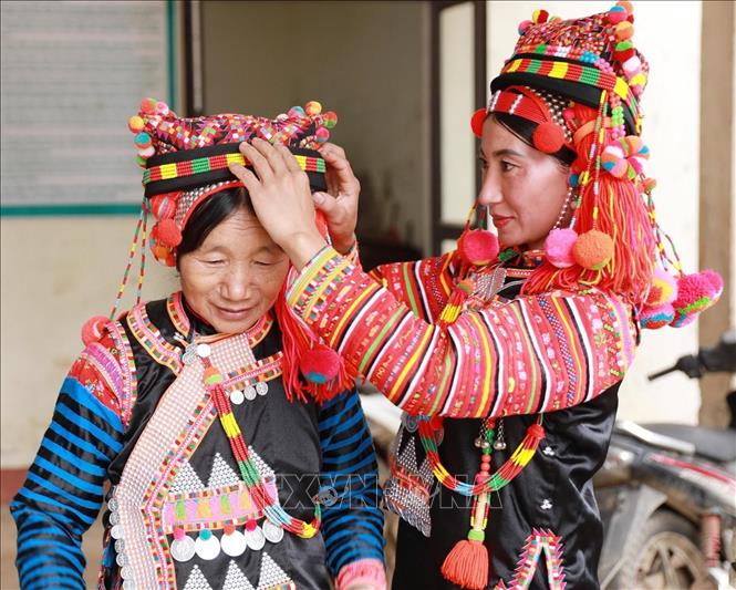 Phụ nữ người Hà Nhì vùng biên viễn Lai Châu sửa soạn trang phục đón một mùa Xuân mới. Ảnh: Quý Trung – TTXVN