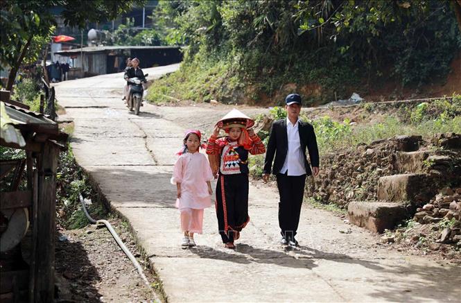 Đặc biệt trong Tết cổ truyền của dân tộc Hà Nhì, những đôi vợ chồng mới cưới phải đem lễ đến nhà người thân anh em họ hàng trong ngày đầu tiên của năm mới để làm lý (là việc làm lễ cúng cây đu để xua đuổi tà ma và cầu may mắn). Ảnh: Quý Trung – TTXVN