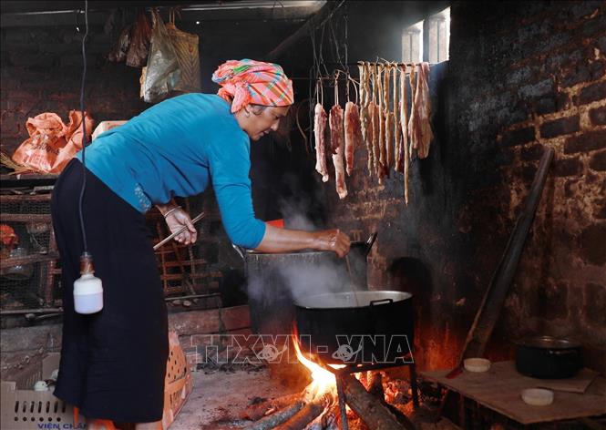 Ngày Tết, ngoài những món thức ăn đã chế biến thì hầu như nhà nào cũng có thịt treo trong bếp, một cách chế biến thịt truyền thống của người Hà Nhì. Ảnh: Quý Trung – TTXVN