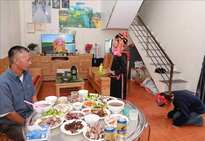 Ngày tết cổ truyền của người Hà Nhì cũng là dịp để con cháu đến lễ Tết, chúc Tết ông bà, bố mẹ. Ảnh: Quý Trung – TTXVN