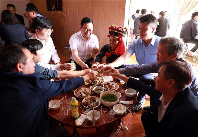 Người Hà Nhì cũng làm cỗ Tết trong ngày đầu năm để mời khách với những lời chúc sức khỏe, bình an, làm ăn gặp may mắn. Ảnh: Quý Trung – TTXVN