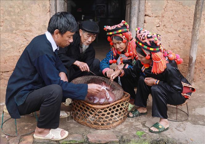 Tục xem gan lợn để biết được sức khỏe gia đình, làm ăn ra sao. Nhiều người cao tuổi trong bản có kinh nghiệm có thể xem được cho cả bản trong cùng một lá gan. Ảnh: Quý Trung – TTXVN