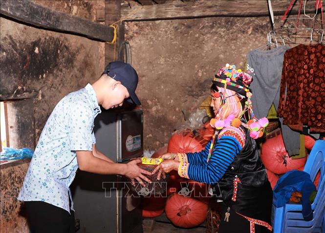 Người con hay cháu khi dâng hay nhận lại lễ phải cúi đầu lễ phép để thể hiện lòng thành kính với đấng sinh thành. Ảnh: Quý Trung – TTXVN