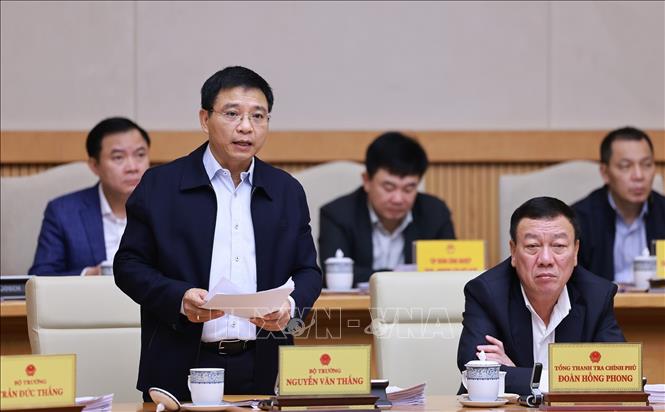 Bộ trưởng Tài chính Nguyễn Văn Thắng báo cáo tóm tắt tình hình kinh tế-xã hội tháng 10 và 10 tháng năm 2025. Ảnh: Dương Giang-TTXVN 
