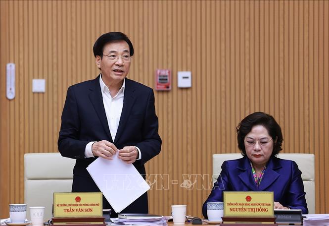 Bộ trưởng, Chủ nhiệm Văn phòng Chính phủ Trần Văn Sơn báo cáo kết quả thực hiện cải cách thủ tục hành chính. Ảnh: Dương Giang-TTXVN