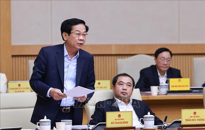 Bộ trưởng Bộ Nội vụ Đỗ Thanh Bình báo cáo tình hình triển khai thực hiện và vận hành mô hình chính quyền địa phương hai cấp. Ảnh: Dương Giang-TTXVN