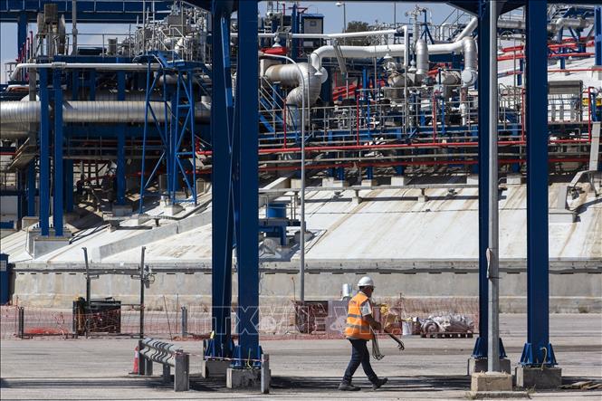 Nhà ga khí đốt tự nhiên hóa lỏng tại Revithoussa, Hy Lạp. Ảnh: THX/TTXVN