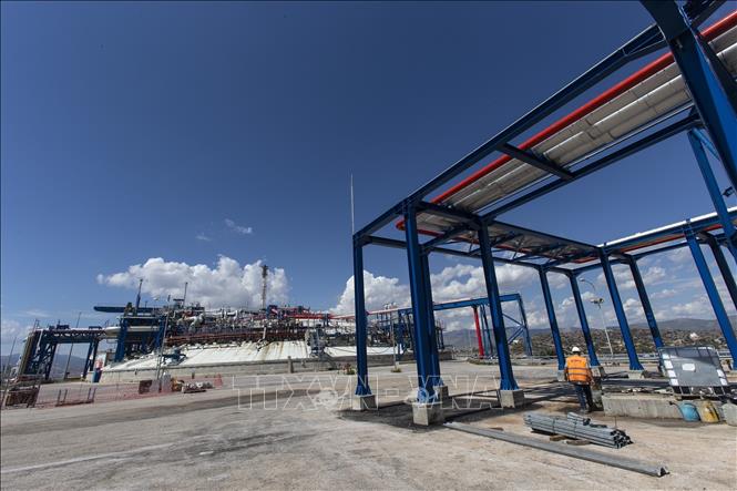 Nhà ga khí đốt tự nhiên hóa lỏng tại Revithoussa, Hy Lạp. Ảnh: THX/TTXVN
