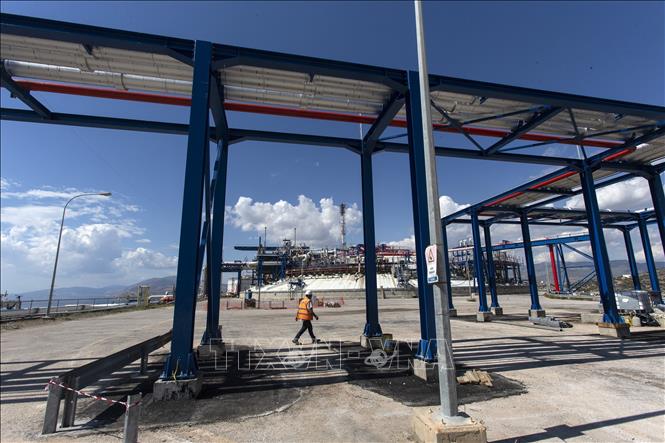 Nhà ga khí đốt tự nhiên hóa lỏng tại Revithoussa, Hy Lạp. Ảnh: THX/TTXVN