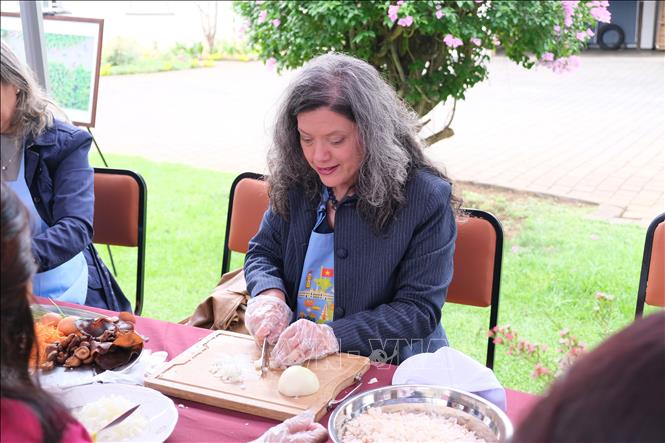 Sơ chế nguyên liệu cho món nem chay rán. Ảnh: Hồng Minh - PV TTXVN tại Nam Phi