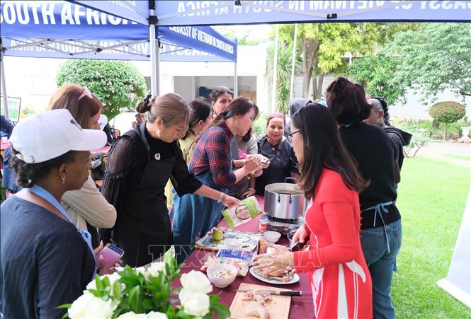 Các thành viên hào hứng với phần giới thiệu về nấu phở gà. Ảnh: Hồng Minh - PV TTXVN tại Nam Phi