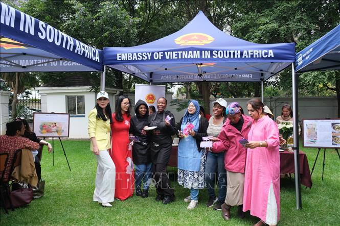 Các thành viên hào hứng với phần thưởng cho nhóm có đĩa bánh trôi và bánh chay đẹp nhất. Ảnh: Hồng Minh - PV TTXVN tại Nam Phi
