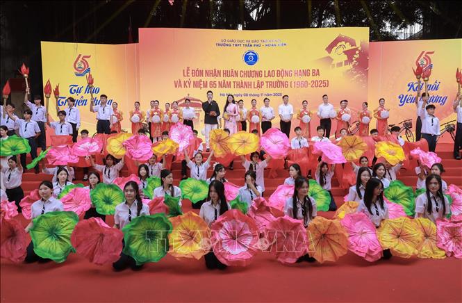 Tiết mục văn nghệ chào mừng trong lễ kỷ niệm do cán bộ, giáo viên và học sinh nhà trường thể hiện. Ảnh: Phan Phương-TTXVN 