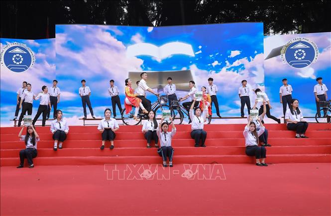 Tiết mục văn nghệ chào mừng trong lễ kỷ niệm do cán bộ, giáo viên và học sinh nhà trường thể hiện. Ảnh: Phan Phương-TTXVN 