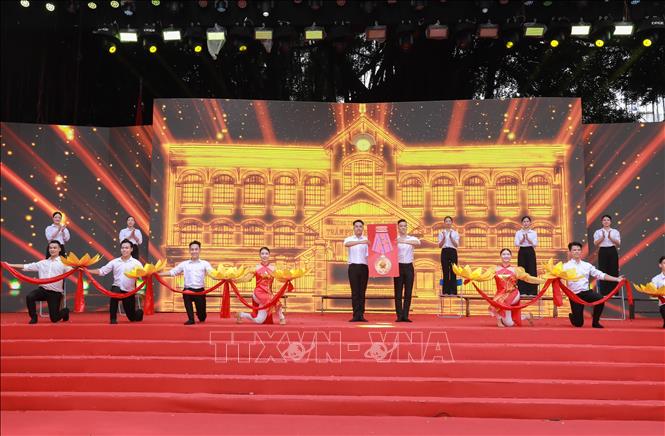 Tiết mục văn nghệ chào mừng trong lễ kỷ niệm do cán bộ, giáo viên và học sinh nhà trường thể hiện. Ảnh: Phan Phương-TTXVN 