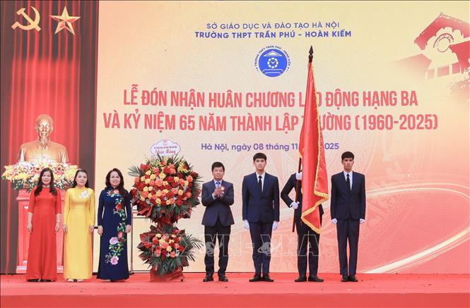 Ông Pham Quốc Toản – Phó Giám đốc Sở Giáo dục và Đào tạo Hà Nội tặng hoa chúc mừng Ban lãnh đạo nhà trường. Ảnh: Phan Phương-TTXVN 