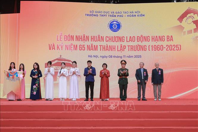 Nghi thức gắn lá ước nguyện gửi gắm ước nguyện thiên liêng của các thế hệ với Trường THPT Trần Phú - Hoàn Kiếm. Ảnh: Phan Phương-TTXVN