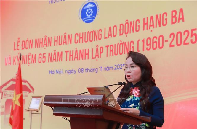 Bà Trần Thị Hải Yến – Bí thư Đảng ủy, Hiệu trưởng nhà trường phát biểu. Ảnh: Phan Phương-TTXVN 