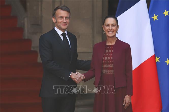 Tổng thống Mexico Claudia Sheinbaum (phải) và Tổng thống Pháp Emmanuel Macron tại cuộc gặp ở Mexico City, Mexico, ngày 7/11/2025. Ảnh: THX/TTXVN