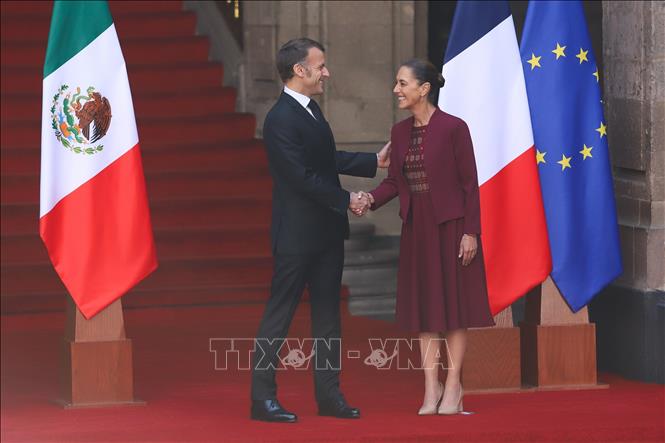 Tổng thống Mexico Claudia Sheinbaum (phải) và Tổng thống Pháp Emmanuel Macron tại cuộc gặp ở Mexico City, Mexico, ngày 7/11/2025. Ảnh: THX/TTXVN