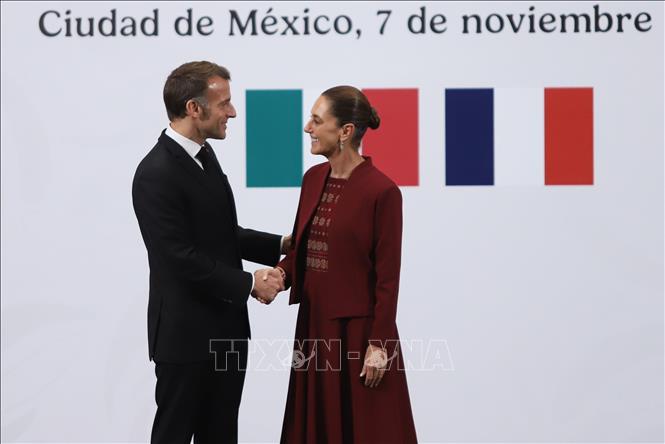 Tổng thống Mexico Claudia Sheinbaum (phải) và Tổng thống Pháp Emmanuel Macron tại cuộc gặp ở Mexico City, Mexico, ngày 7/11/2025. Ảnh: THX/TTXVN