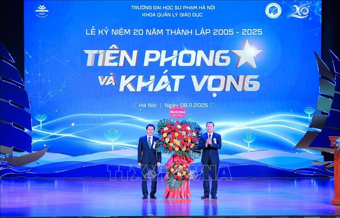 PGS.TS Nguyễn Đức Sơn, Hiệu trưởng Trường Đại học Sư phạm Hà Nội tặng hoa chúc mừng. Ảnh: Lê Đông - TTXVN