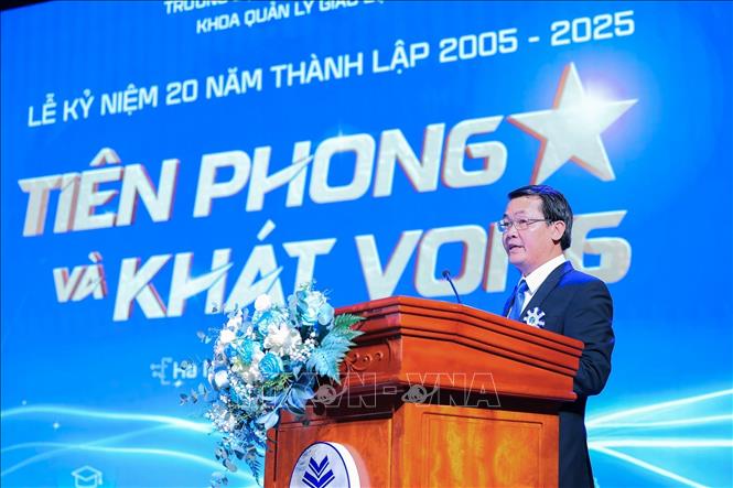 TS. Nguyễn Quốc Trị - Trưởng Khoa Quản lý Giáo dục đọc diễn văn tại lễ kỷ niệm. Ảnh: Lê Đông - TTXVN