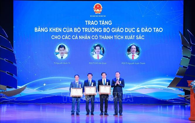 PGS.TS Nguyễn Đức Sơn, Hiệu trưởng Trường Đại học Sư phạm Hà Nội trao Bằng khen của Bộ trưởng Bộ Giáo dục và Đào tạo cho các cá nhân có thành tích xuất sắc. Ảnh: Lê Đông - TTXVN