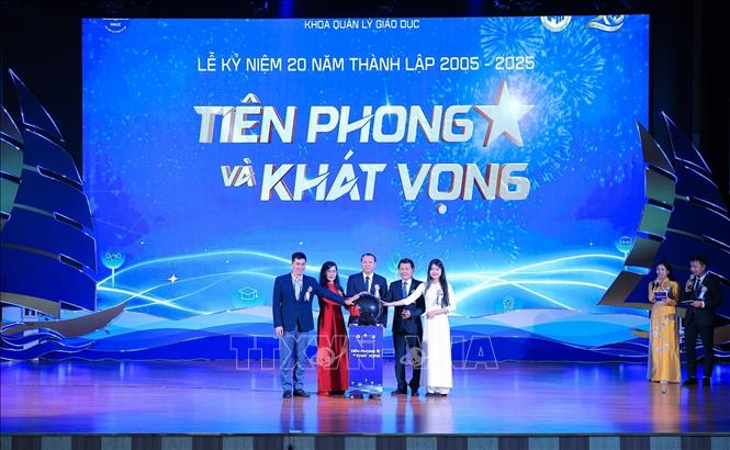 Các đại biểu thực hiện nghi thức “Truyền lửa tiếp sức” tại lễ kỷ niệm. Ảnh: Lê Đông - TTXVN