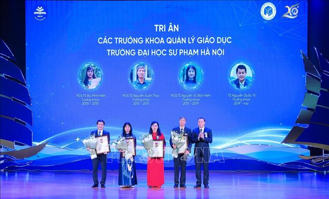PGS.TS Nguyễn Đức Sơn, Hiệu trưởng Trường Đại học Sư phạm Hà Nội tri ân các Trưởng khoa Quản lý Giáo dục qua các thời kỳ. Ảnh: Lê Đông - TTXVN