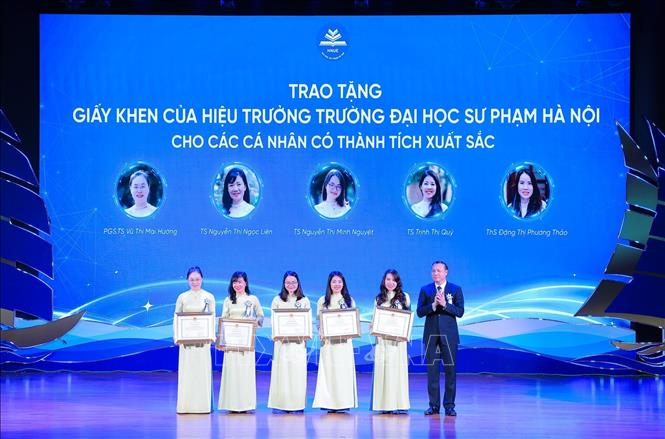 PGS.TS Nguyễn Đức Sơn, Hiệu trưởng Trường Đại học Sư phạm Hà Nội tặng giấy khen cho các cá nhân có thành tích xuất sắc. Ảnh: Lê Đông - TTXVN