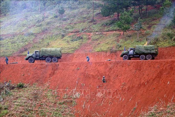 Diễn tập thực binh tại cuộc diễn tập điểm phòng thủ khu vực Ban Chỉ huy Phòng thủ khu vực 3 -  Mai Sơn (Bộ Chỉ huy Quân sự tỉnh Sơn La) năm 2025. Ảnh: Quang Quyết - TTXVN